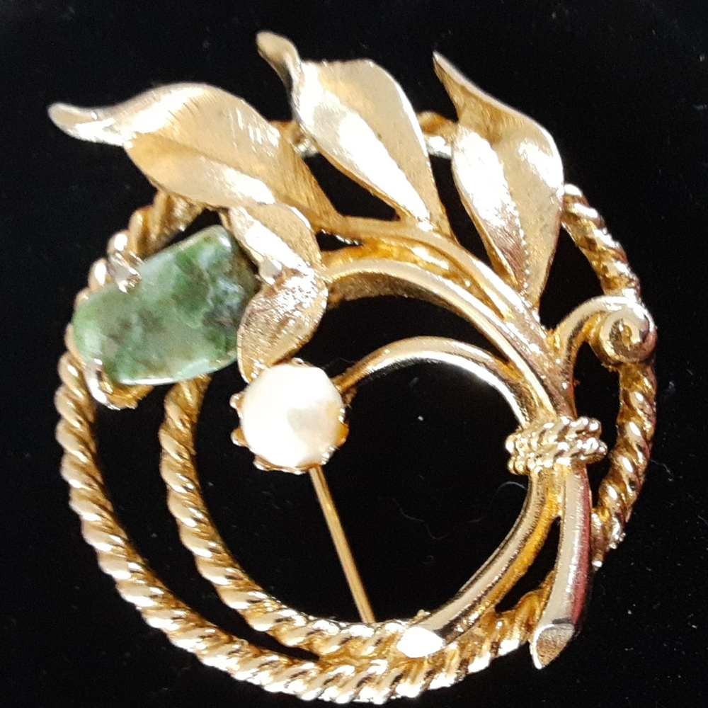 Classic Brooch/Pen by Sarah Coventry GOLDTONE/Green, faux pearl 2"